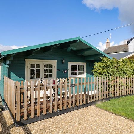 The Nook Villa Swindon Exterior photo