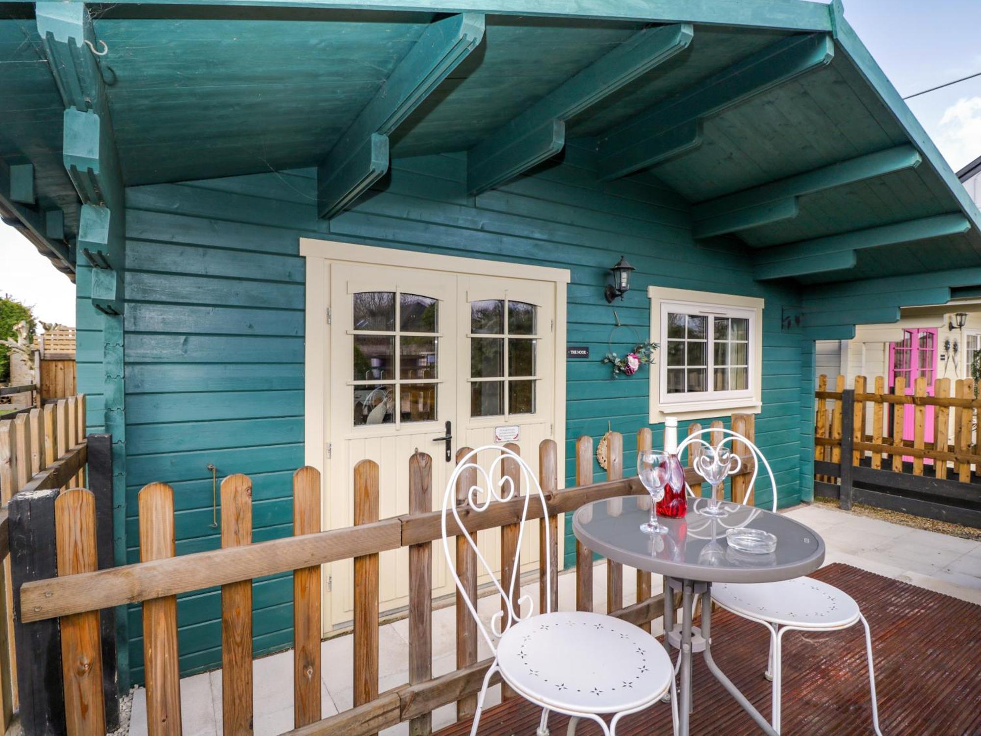 The Nook Villa Swindon Exterior photo