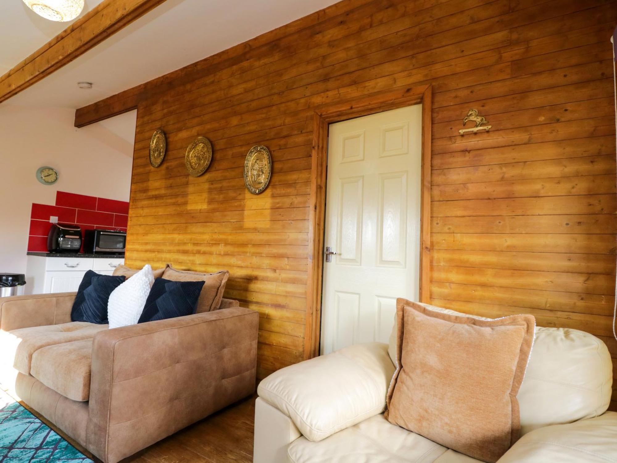 The Nook Villa Swindon Exterior photo